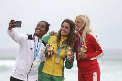 Mathea Olin prend un selfie avec les médaillées en planche longue de Lima 2019