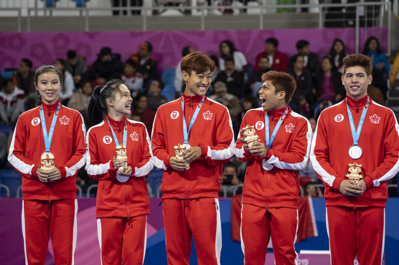 Jinsu Ha, Michelle Lee, Mark Bush, Valerie Ho et Abbas Assadian Jr. avec leurs médailles d'argent en équipe mixte de taekwondo poomsae aux Jeux panaméricains de 2019 à Lima, le 28 juillet 2019. Photo de Dave Holland / COC