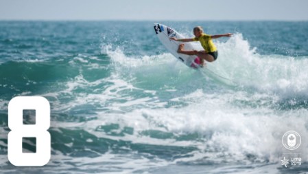 8-Days-WIDE (1) Une surfeuse sur une vague