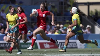 Caroline Crossley court avec le ballon.