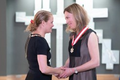 Order of Canada - Citadelle Son Excellence présente l’insigne d’Officier de l’Ordre du Canada à Rebecca Scott, O.C., M.S.M. Son Excellence la très honorable Julie Payette, gouverneure générale du Canada, a remis l’Ordre du Canada à 1 Compagnon, 7 Officiers et 21 Membres lors d’une cérémonie d’investiture à la Citadelle, le 4 juillet 2019. Photo : Sgt Johanie Maheu, Rideau Hall, OSGG-BSGG