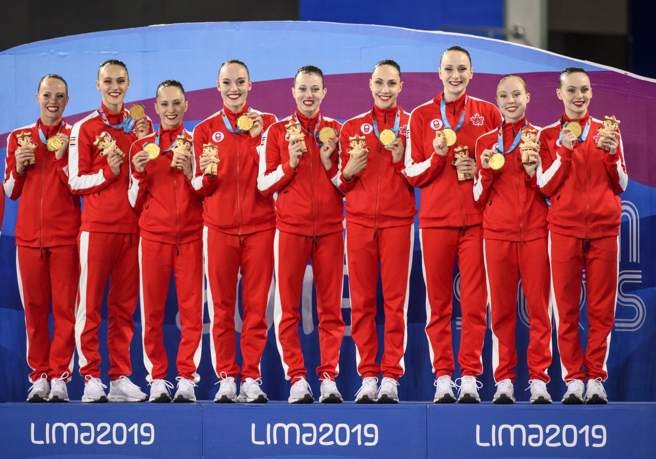 Le Canada a remporté l'or à l'épreuve en équipe en natation artistique aux Jeux panaméricains de Lima, au Pérou, le 31 juillet 2019. Photo : Christopher Morris/COC