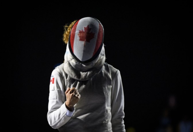 Équipe Canada Eleanor Harvey Escrime Lima 2019 Une escrimeuse serre le poing en signe de victoire