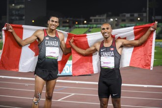 Pierce LePage, à gauche, et Damian Warner posent après avoir remporté le bronze et l'or au décathlon aux Jeux panaméricains de Lima, au Pérou, le 7 août 2019. Photo : Christopher Morris/COC