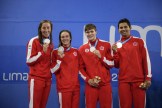 Alexia Zevnik, Danielle Hanus, James Dergousoff et Javier Acevedo remportent l'argent au relais 4 x 100 m quatre nages aux Jeux panaméricains de Lima, au Pérou, le 8 août 2019. Photo : Christopher Morris/COC