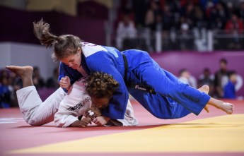 Deux judokas s'affrontent au sol