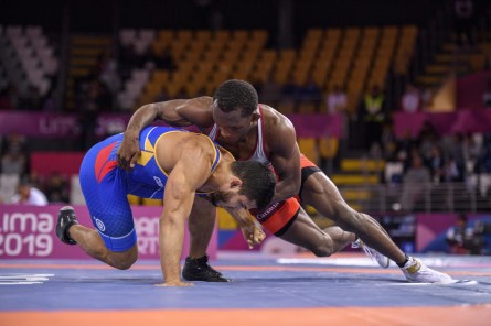 Équipe Canada Jevon Balfour Deux athlètes s'affrontent au sol pendant un match de lutte