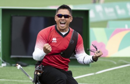 Équipe Canada Crispin Duenas tir à l'arc Lima 2019 Un athlète célèbre avec les poings serrés