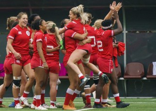 Équipe Canada célèbre sa médaille d'or en rugby féminin aux Jeux panaméricains de Lima 2019, au Pérou, le 28 juillet 2019. Photo David Jackson/COC