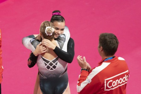 Équipe Canada Ellie Black Lima 2019 Brooklyn Moors célèbre avec Ellie Black et les entraîneurs après avoir remporté l'or au sol aux Jeux panaméricains de Lima, au Pérou, le 31 juillet 2019. Photo : David Jackson/COC