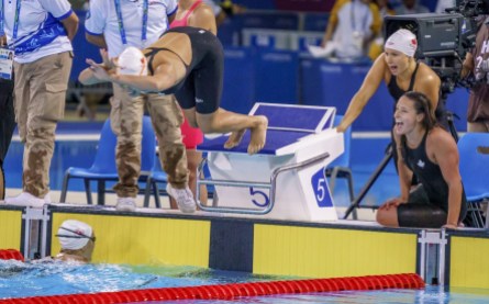 Équipe Canada Mary-Sophie Harvey natation Lima 2019 Des athlètes encouragent une nageuse qui plonge dans la piscine pendant une course