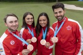 Des athlètes et leurs médailles de bronze au terrain de golf de Lima 2019