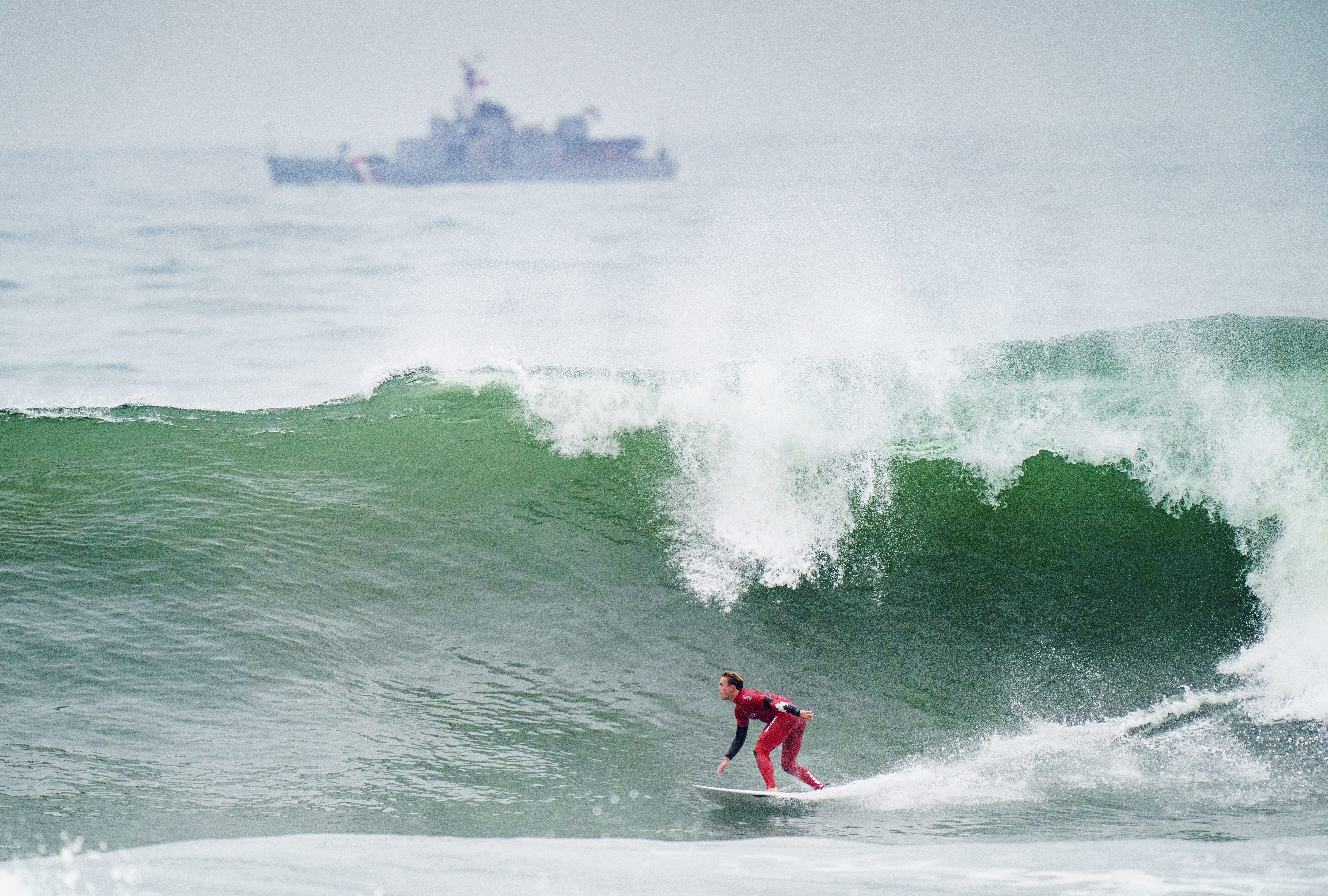 Cody Young surfe une vague à Lima 2019