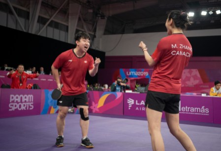 Équipe Canada Mo Zhang Eugene Wang Tennis de table Deux joueurs de tennis de table célèbrent leur victoire