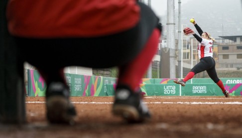 Équipe Canada Sara Groenewegen softball Lima 2019 Une joueuse de softball lance une balle à Lima 2019