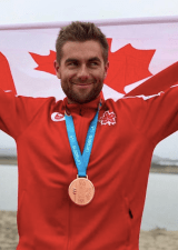 Drew Hodges avec sa médaille de bronze du C1-1000 m aux Jeux panaméricains de Lima, au Pérou, le 29 juillet 2019. Photo : Canoe Kayak Canada/Instagram.