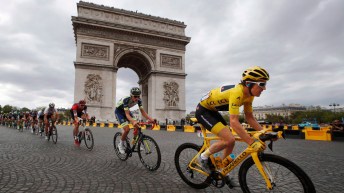 Geraint Thomas mène le peloton durant la dernière étape du Tour de France 2018