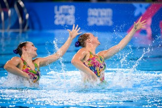Jacqueline Simoneau et Claudia Holzner effectuent un mouvement dans la piscine