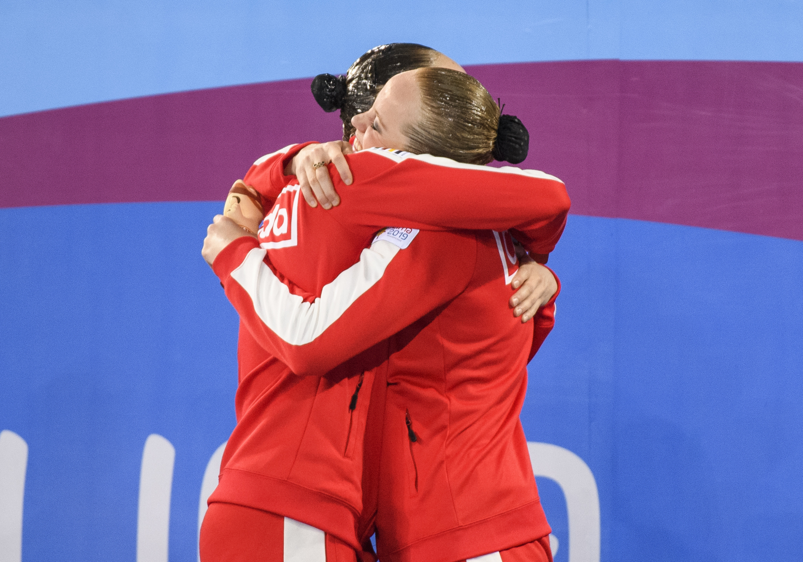 Claudia Holzner et Jacqueline Simoneau remportent l'or au concours en duo de natation artistique des Jeux panaméricains de Lima, au Pérou, le 31 juillet 2019. (Photo : Christopher Morris/COC)
