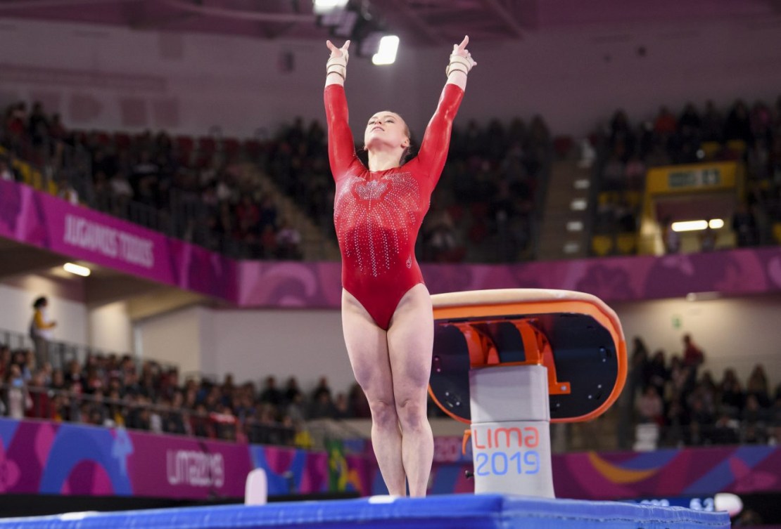 Une gymnaste à la sortie d'un saut