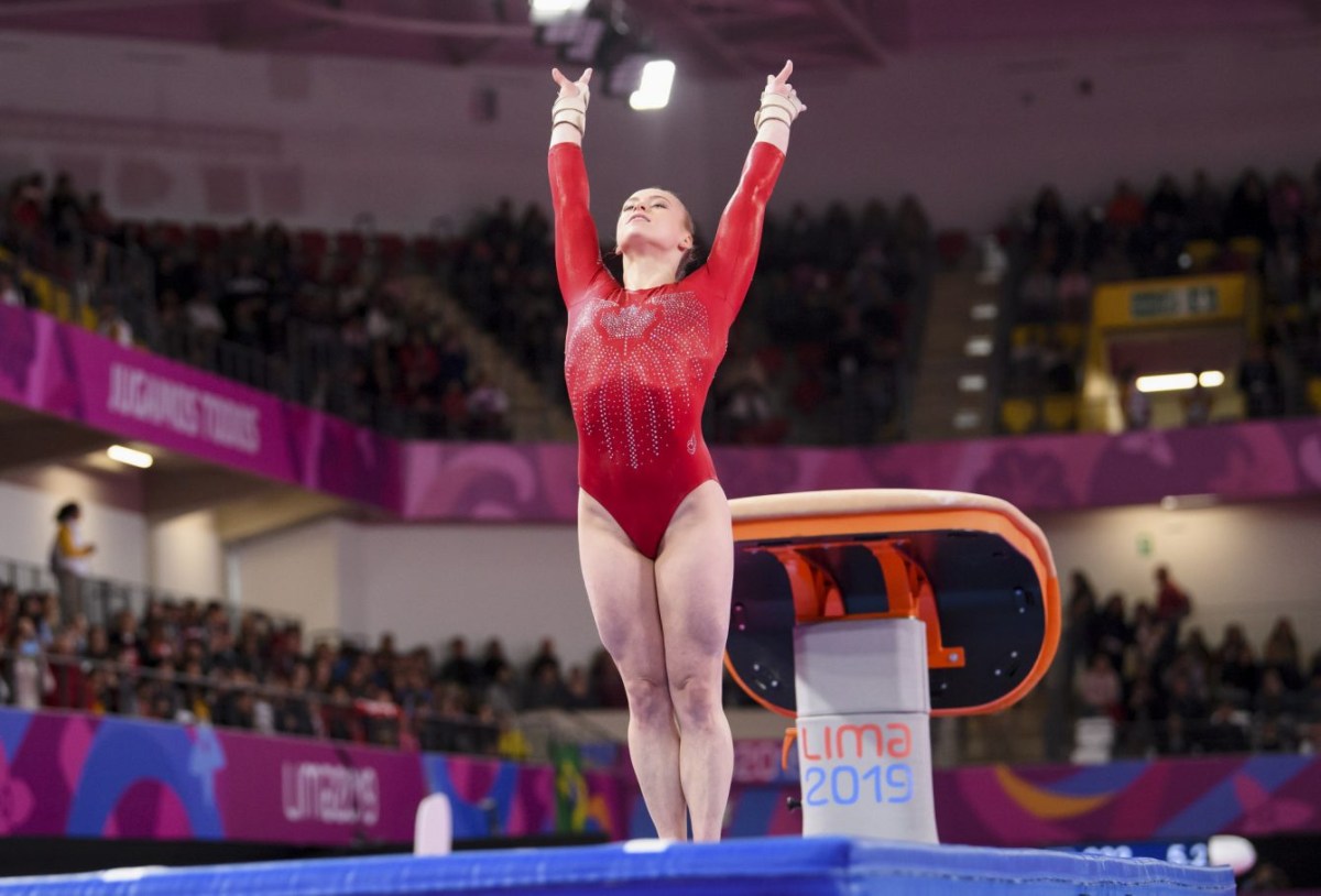 Une gymnaste à la sortie d'un saut