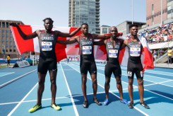 De gauche à droite, Jerome Blake, Aaron Brown, Bismark Boateng et Mobolade Ajomale posent avec le drapeau canadien après avoir remporté l'or au relais 4 x 100 m aux Championnats NACAC à Toronto, le 12 août 2018. LA PRESSE CANADIENNE/Mark Blinch