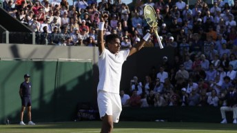 Félix Auger-Aliassime célèbre une victoire à Wimbledon 2019