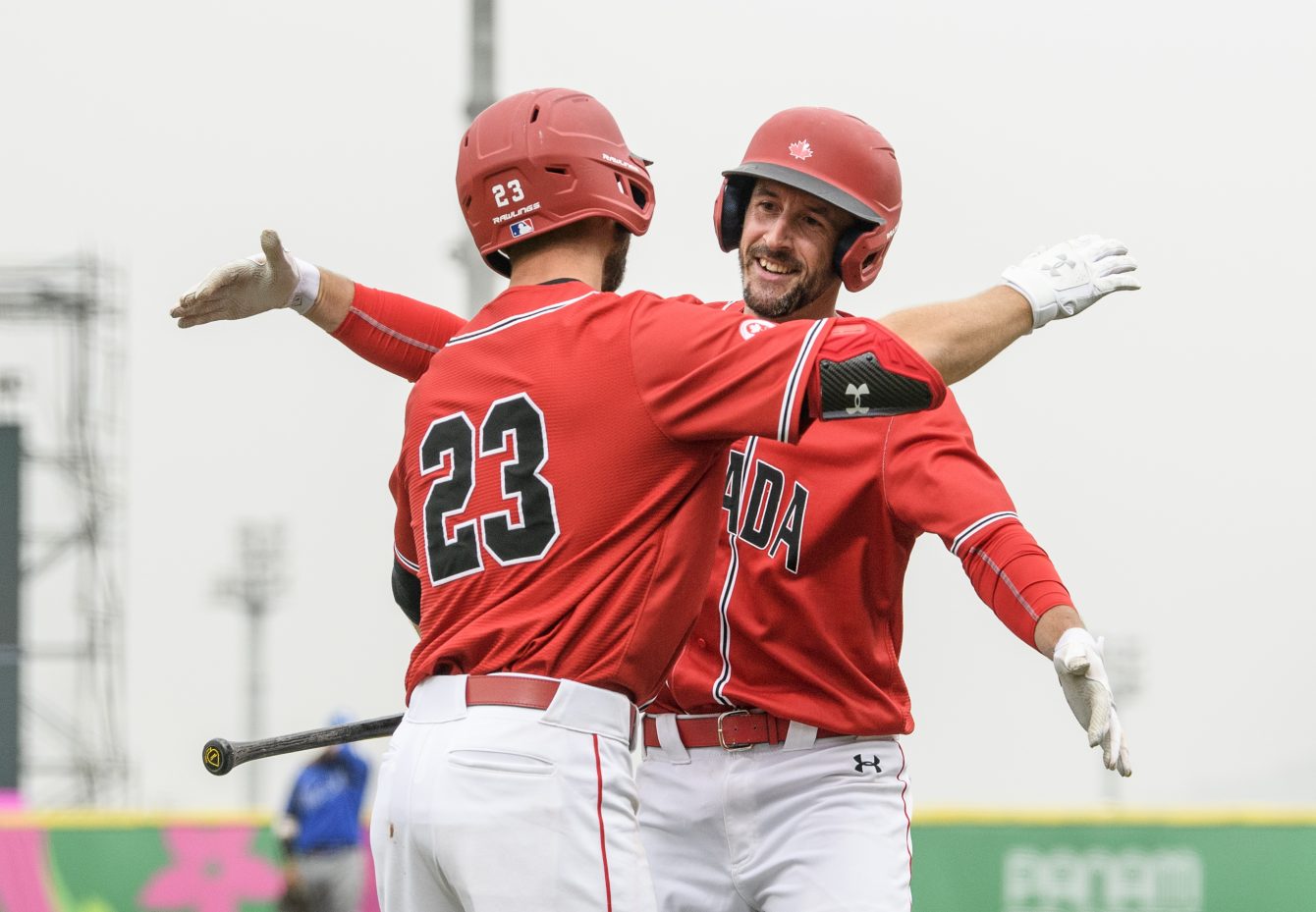 Jonathan Malo célèbre son coup de circuit avec son coéquipier Rene Tosoni contre le Nicaragua aux Jeux panaméricains de Lima, au Pérou, le 3 août 2019. Photo : Vincent Ethier/COC