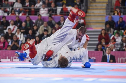 Équipe Canada Daniel Gaysinsky karate Lima 2019 Deux athlètes s'affronte au karaté