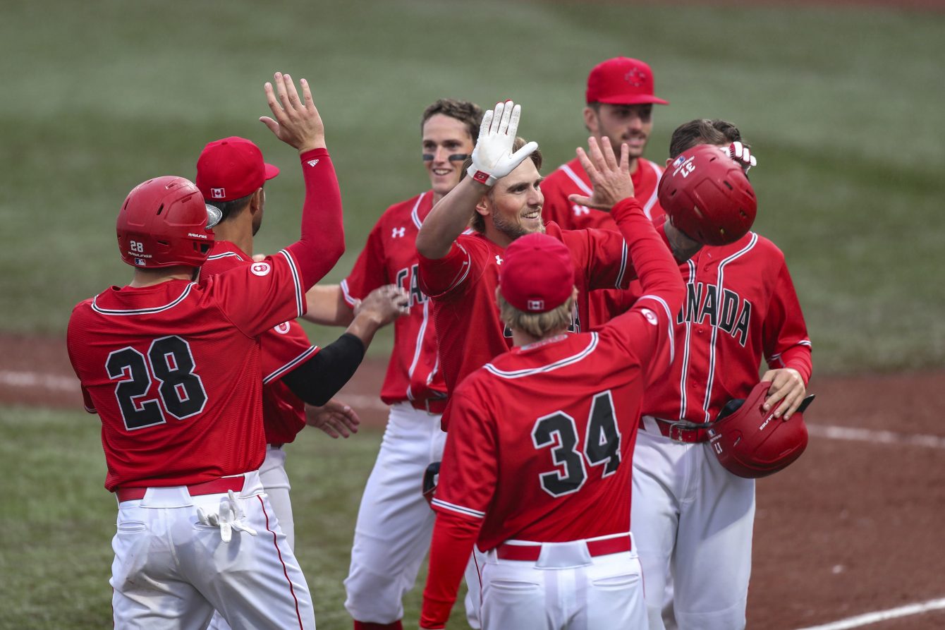 Équipe Canada célèbre sa victoire en demi-finale au tournoi de baseball des Jeux panaméricains de Lima, au Pérou, le 3 août 2019. Photo : Carlos Lezama / Lima 2019