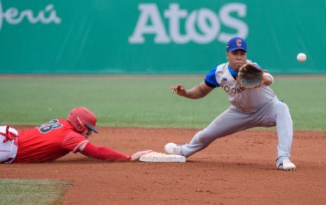 Équipe Canada Connor Panas Baseball Lima 2019 Connor Panas glisse vers le marbre à Lima 2019
