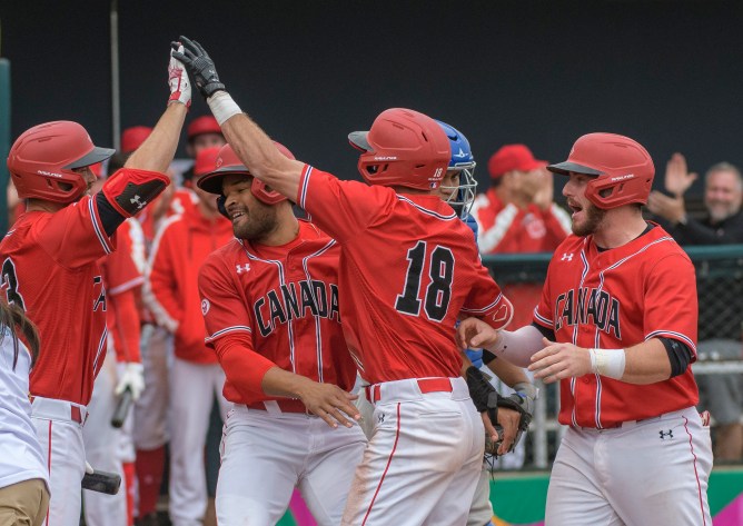 Équipe Canada Wesley Darvill baseball Lima 2019 Wesley Darvill (#18) reçoit un high five à Lima 2019