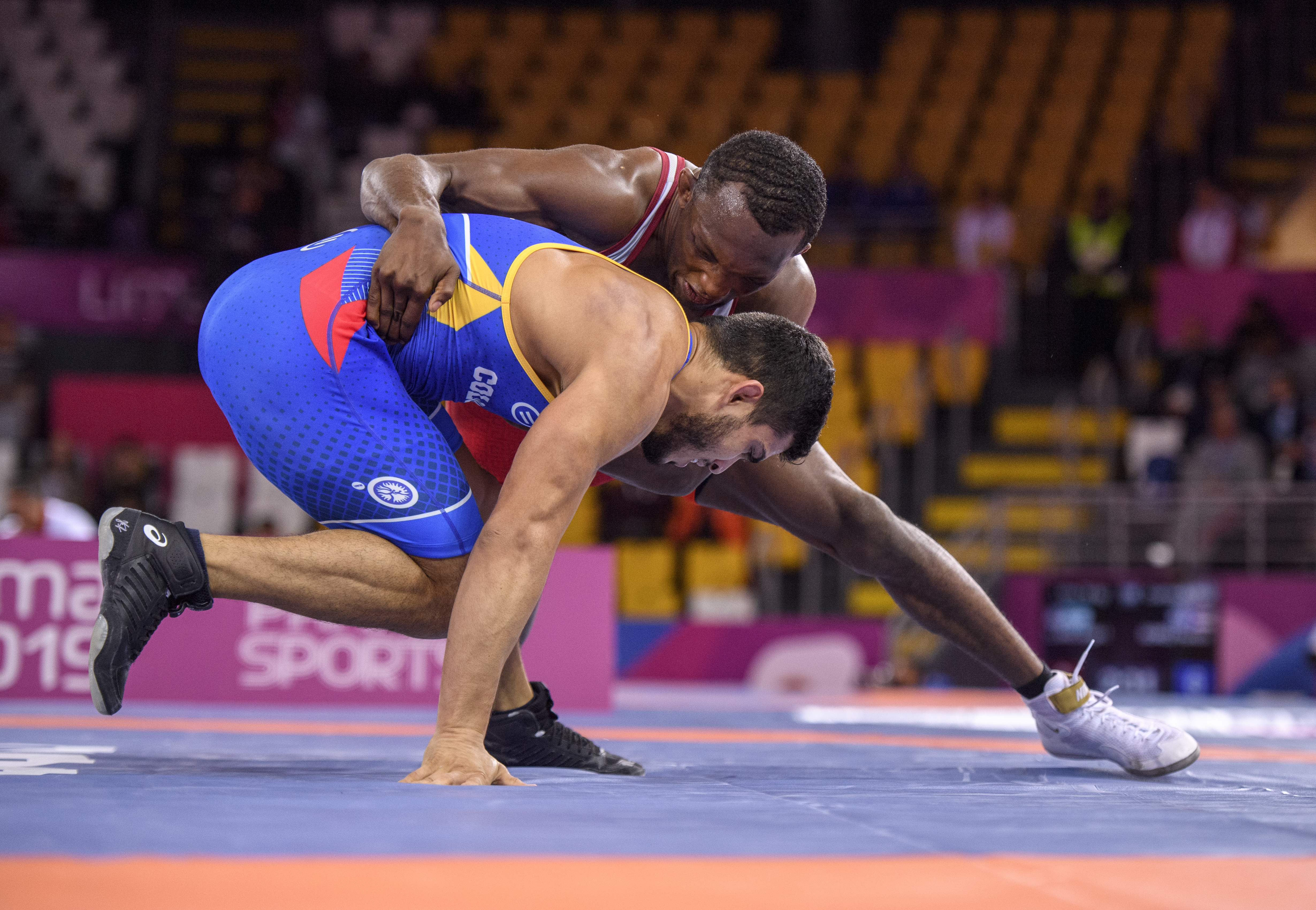 Jevon Belfour affronte Hernan Guzman, du Vénézuela, en lutte libre chez les 74 kg aux Jeux panaméricains de Lima, au Pérou, le 10 août 2019. Photo : Christopher Morris/COC