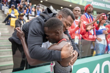 Équipe Canada Marco Arop Glenroy Gilbert Lima 2019 Marco Arop fait un calin à son entraîneur dans les estrades