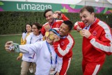 Eric Peters, Crispin Duenas et Brian Maxwell posent avec leurs médailles d'or et des bénévoles aux Jeux panaméricains de Lima, au Pérou, le 11 août 2019. Photo : Christopher Morris/COC