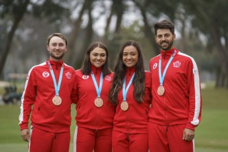 Austin Connelly, Brigitte Thibault, Mary Parsons et Joey Savoie ont remporté le bronze à l'épreuve par équipes en golf aux Jeux panaméricains de Lima, au Pérou, le 11 août 2019. Photo : David Jackson/COC
