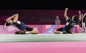 Deux joueurs de badminton célèbrent leur victoire