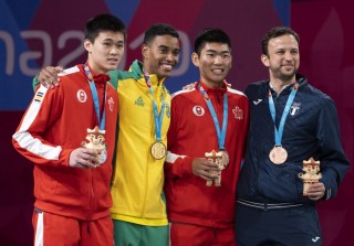 Brian Yang, à gauche, et Jason Ho-Shue, deuxième à partir de la droite, ont respectivement remporté l'argent et le bronze en finale du tournoi de badminton masculin aux Jeux panaméricains de Lima, au Pérou, le 2 août 2019. Photo : Dave Holland/COC