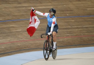 Kelsey Mitchell célèbre sa victoire au sprint féminin au vélodrome de Lima 2019