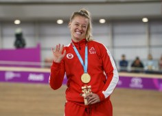 Kelsey Mitchell célèbre sa médaille d'or au sprint féminin au vélodrome de Lima 2019