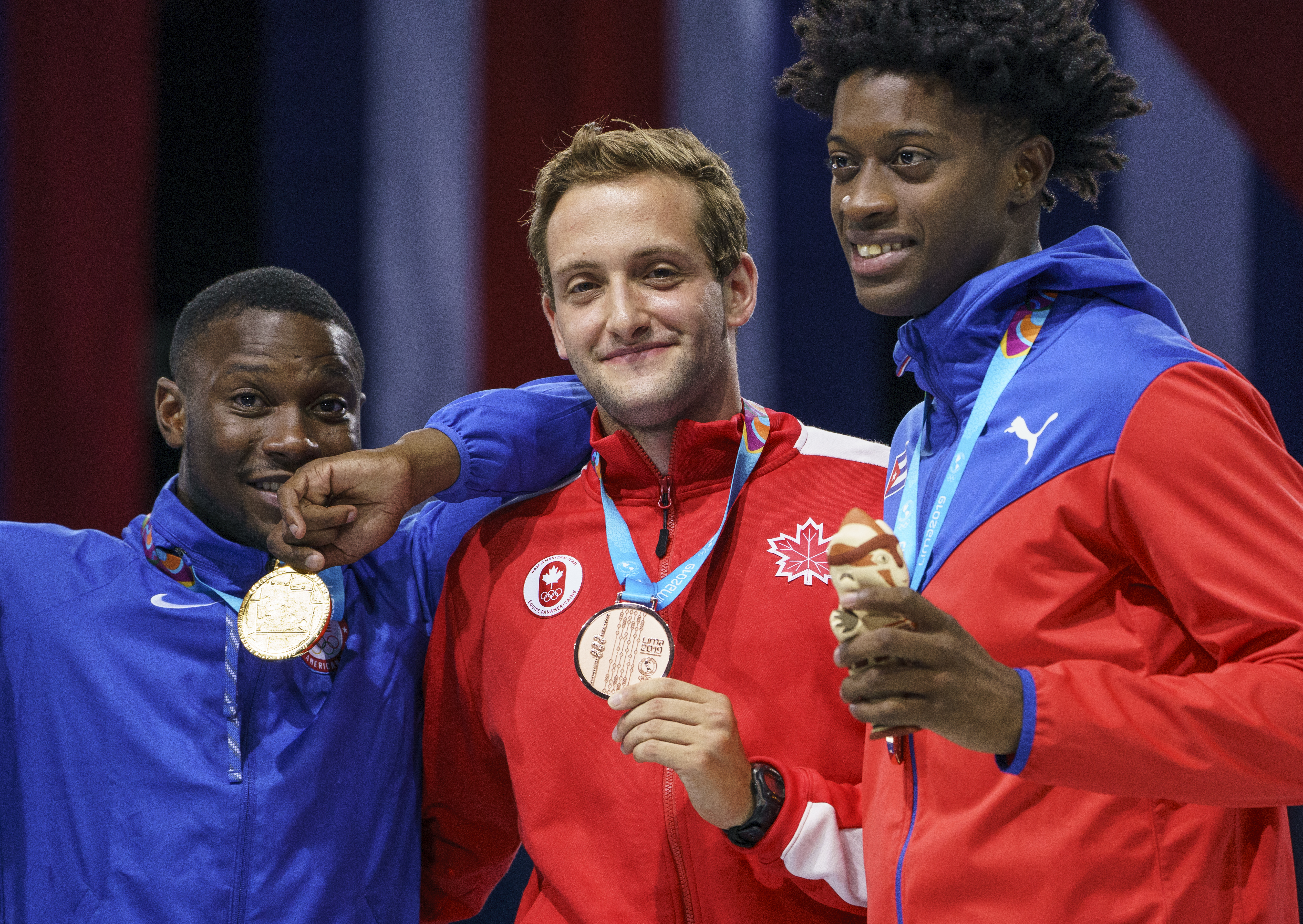 Shaul Gordon pose avec les médaillés du sabre masculin à Lima 2019