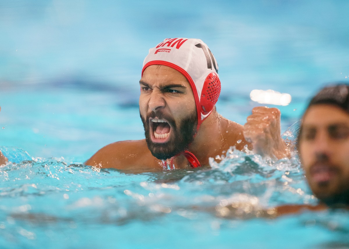 un joueur de water-polo célèbre un point dans la piscine