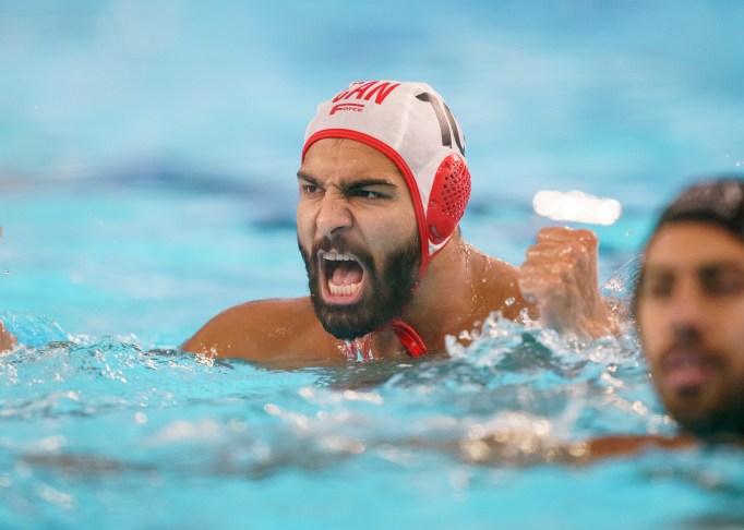 Équipe Canada Aria Soleimanipak water-polo Lima 2019 un joueur de water-polo célèbre un point dans la piscine