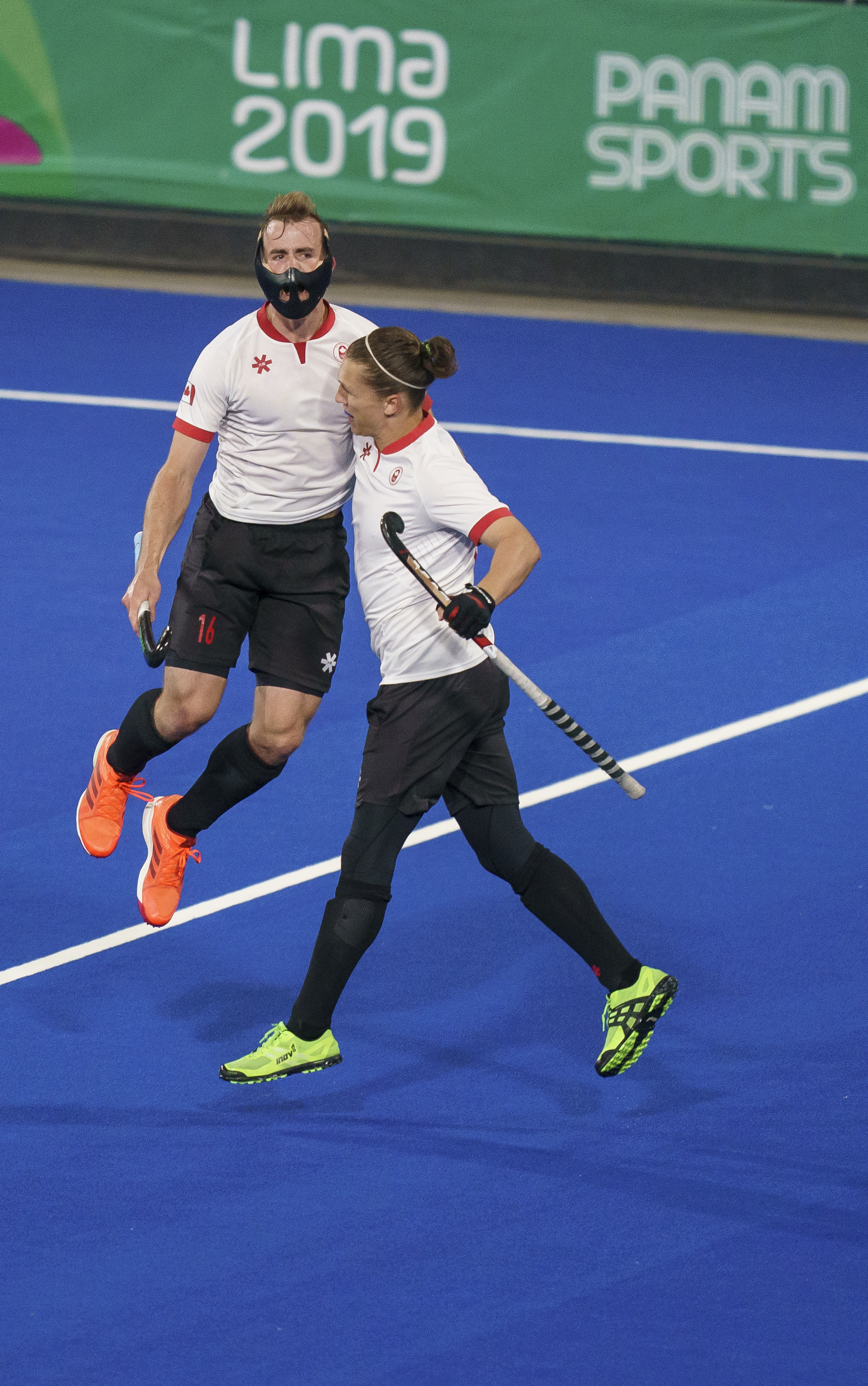 Gordon Johnston et Taylor Curran, du Canada, célèbrent leur victoire contre le Pérou dans la demi-finale en hockey sur gazon aux Jeux Panaméricains de Lima 2019, photo. Dave Holland / COC