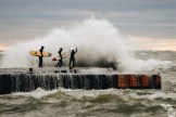 Des surfeurs chassent les vagues à Kincardine, sur le lac Huron. Photo : Andrew Jowett