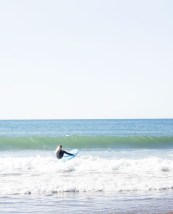 Une surfeuse en action à Lawrencetown. Photo : Kaylee Giffin