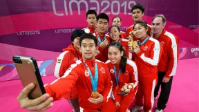 L'équipe canadienne de badminton prend un selfie avec leurs médailles à Lima 2019