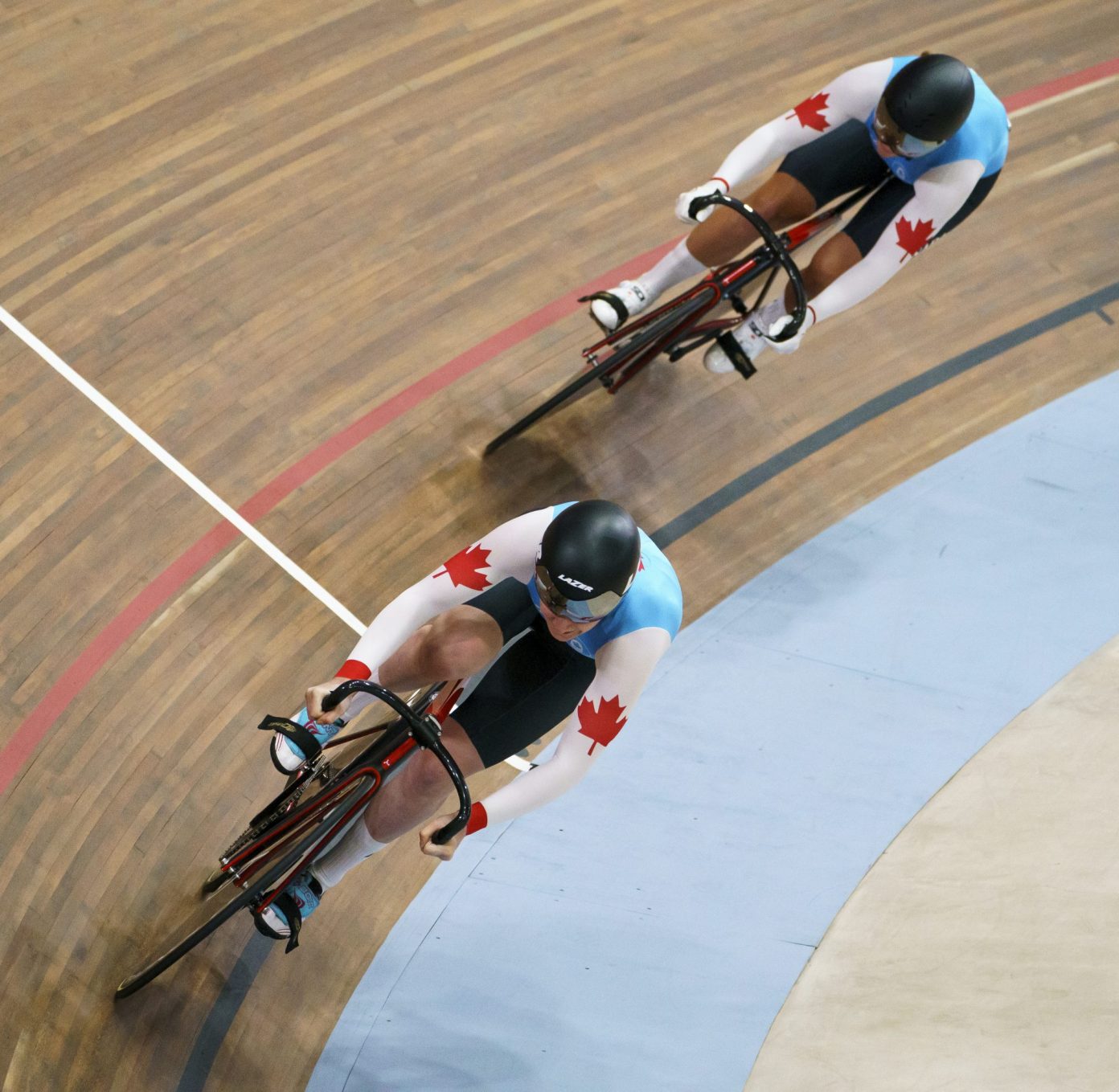 Kelsey Mitchell et Amelia Walsh pendant l'épreuve du sprint par équipes féminines à Lima 2019. Photo: COC/Dave Holland.