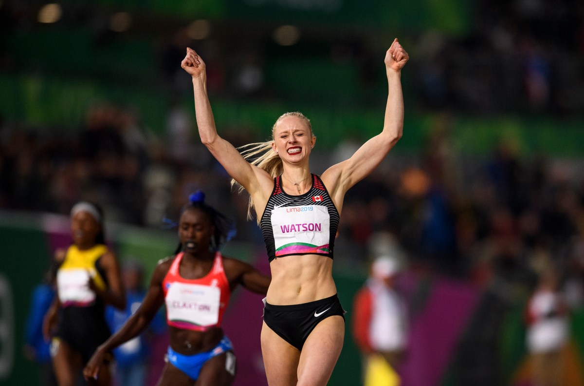 Sage Watson célèbre sa victoire au 400 m haies à Lima 2019