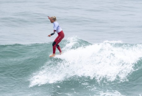 Équipe Canada Mathea Olin surf Lima 2019 Mathea Olin surfe une vague à Lima 2019